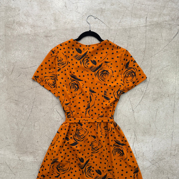 ORANGENES KLEID DER 70ER JAHRE