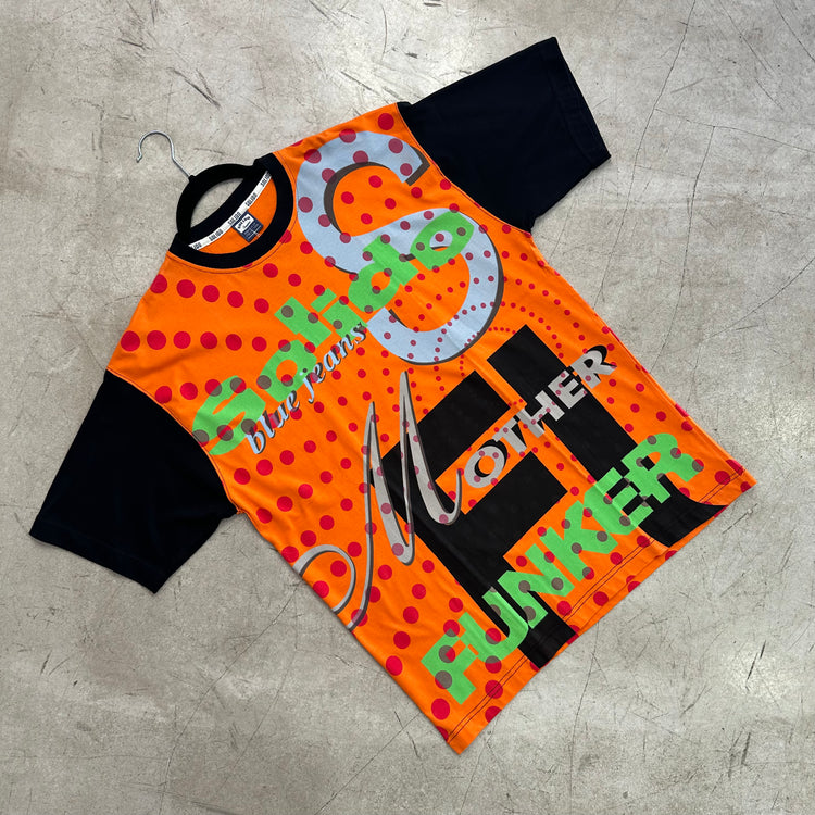 Mehrfarbiges, einfarbiges T-Shirt