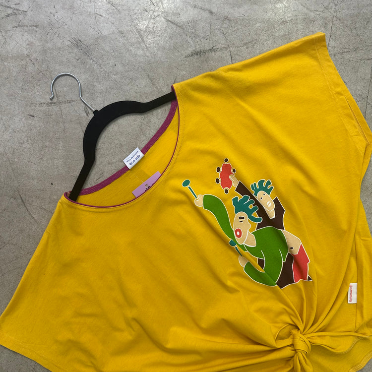 Mehrfarbiges T-Shirt-Set mit gelbem Knoten