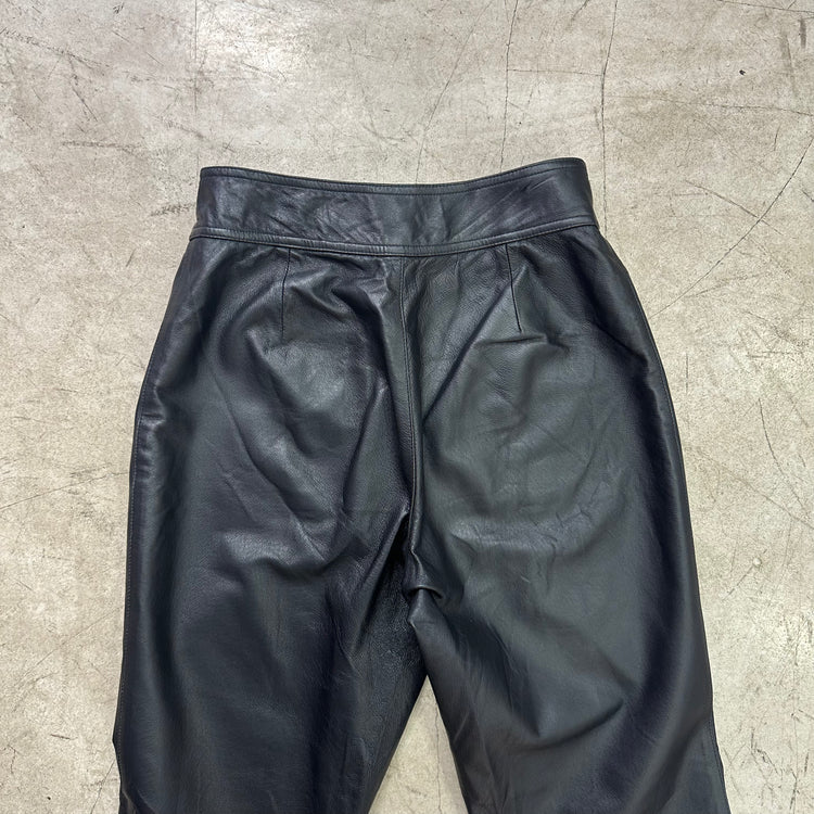 SCHWARZE LEDERHOSE III