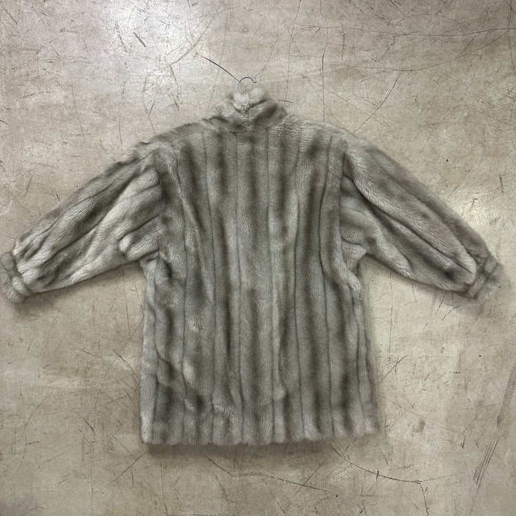 SCHWARZER BEDRUCKTER SYNTHETISCHER PELZMANTEL