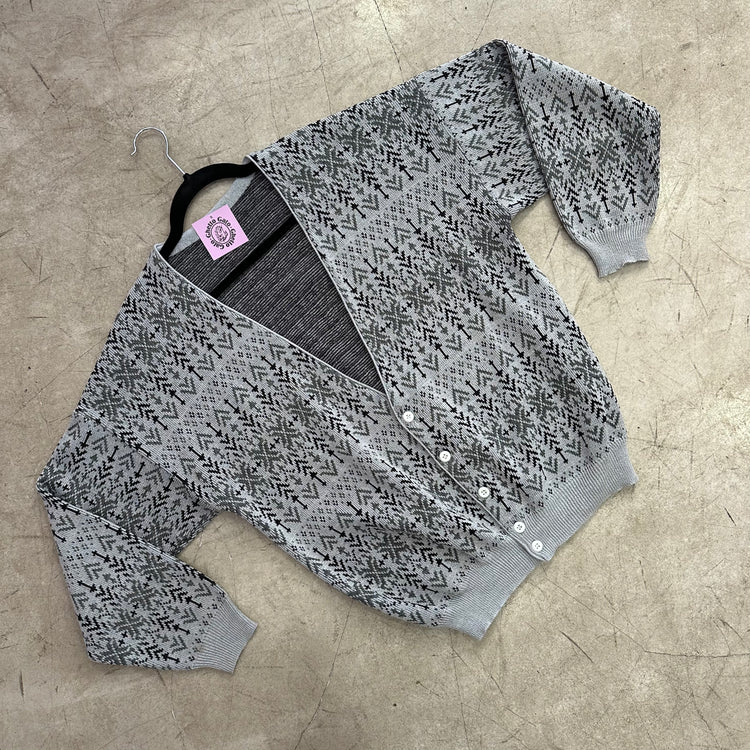 GRAU SCHWARZER STRICKJACKE