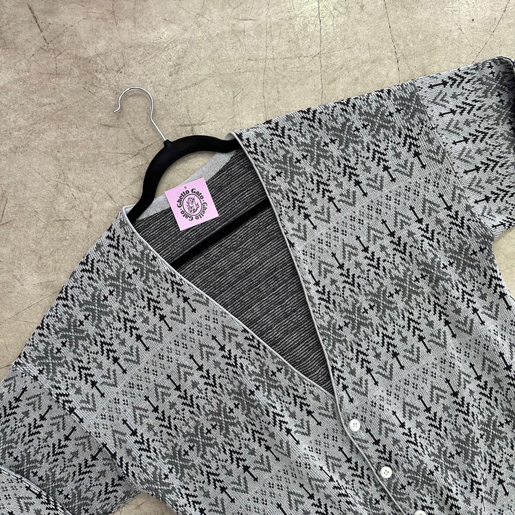 GRAU SCHWARZER STRICKJACKE