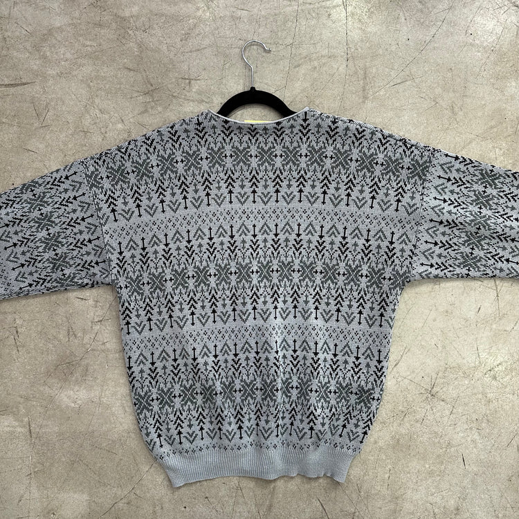 GRAU SCHWARZER STRICKJACKE