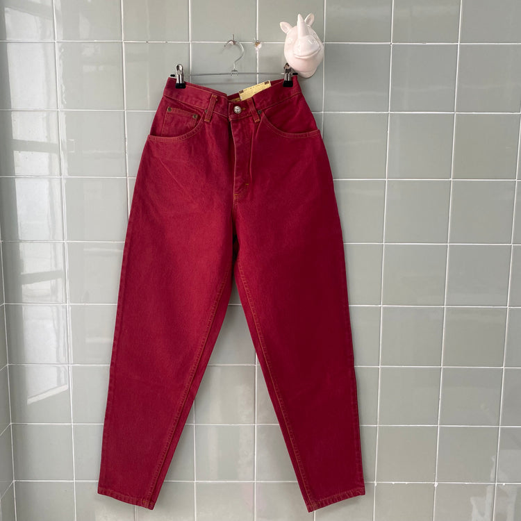 VAQUERO DARK RED LEE METAL TAG