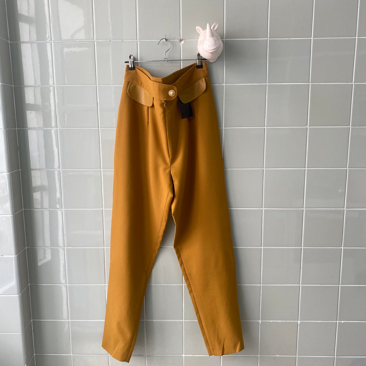 PANTALÓN PINZAS OCRE GOLD