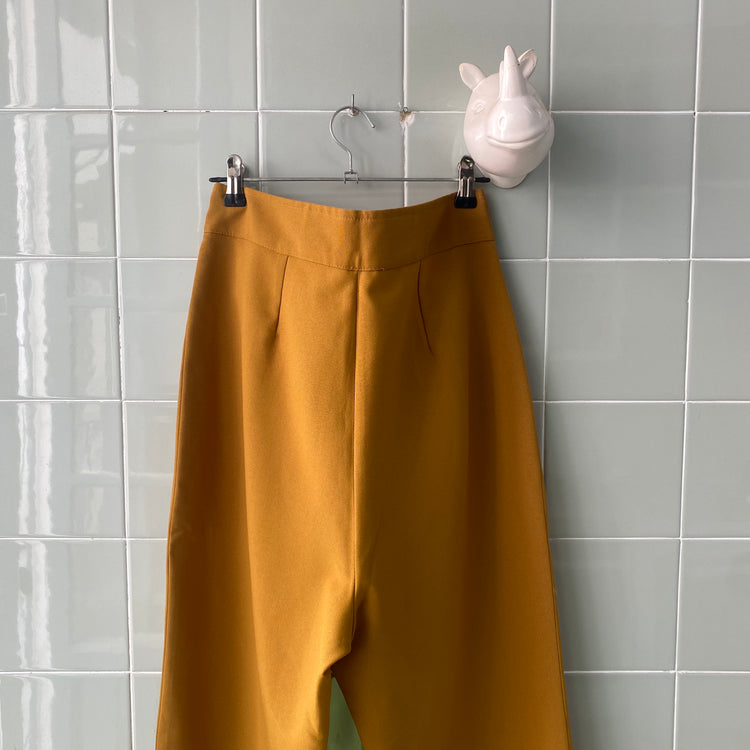 PANTALÓN PINZAS OCRE GOLD