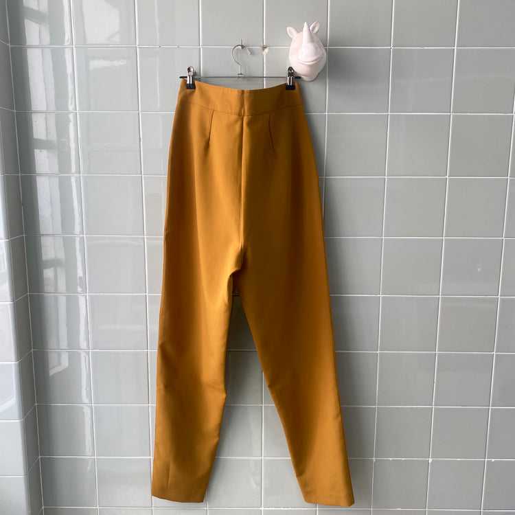 PANTALÓN PINZAS OCRE GOLD