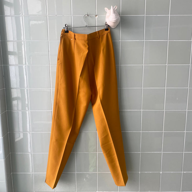 PANTALÓN PINZAS OCRE