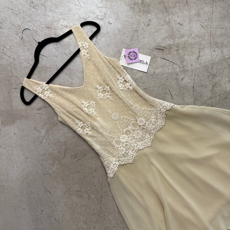 ORANGENES KLEID DER 70ER JAHRE