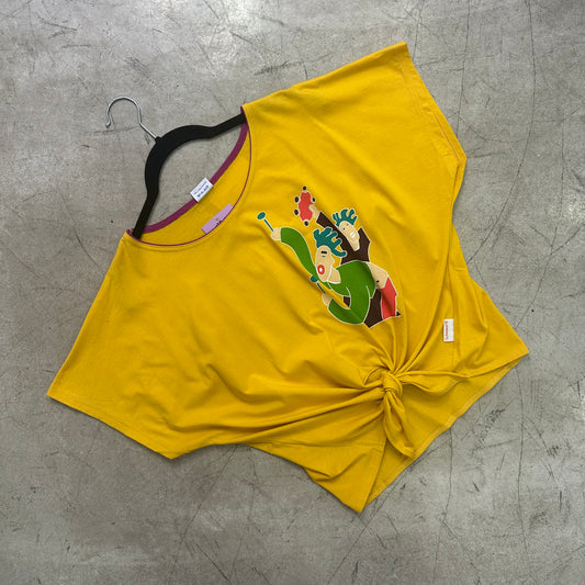 Mehrfarbiges T-Shirt-Set mit gelbem Knoten