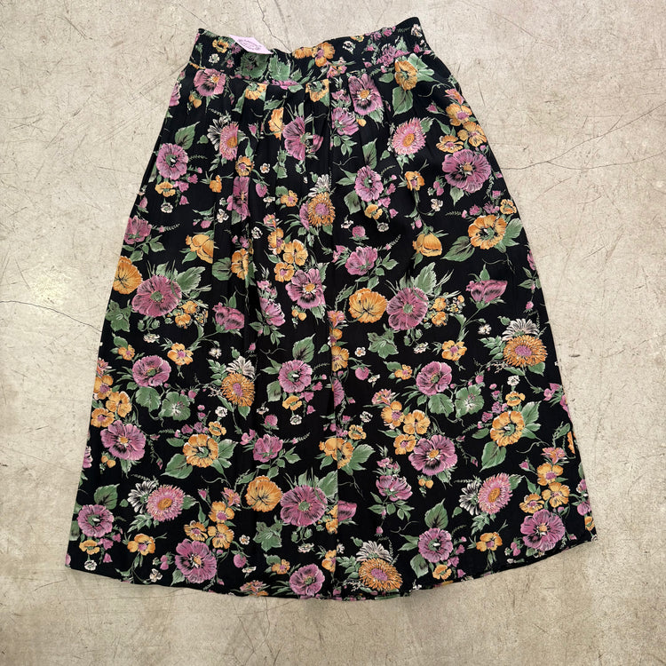 FALDA NEGRA FLORAL BOLSILLOS